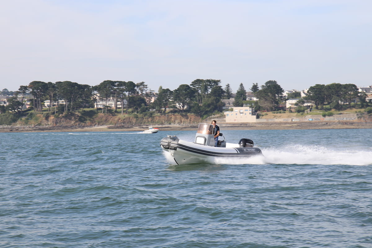 Une personne faisant du flyboard
