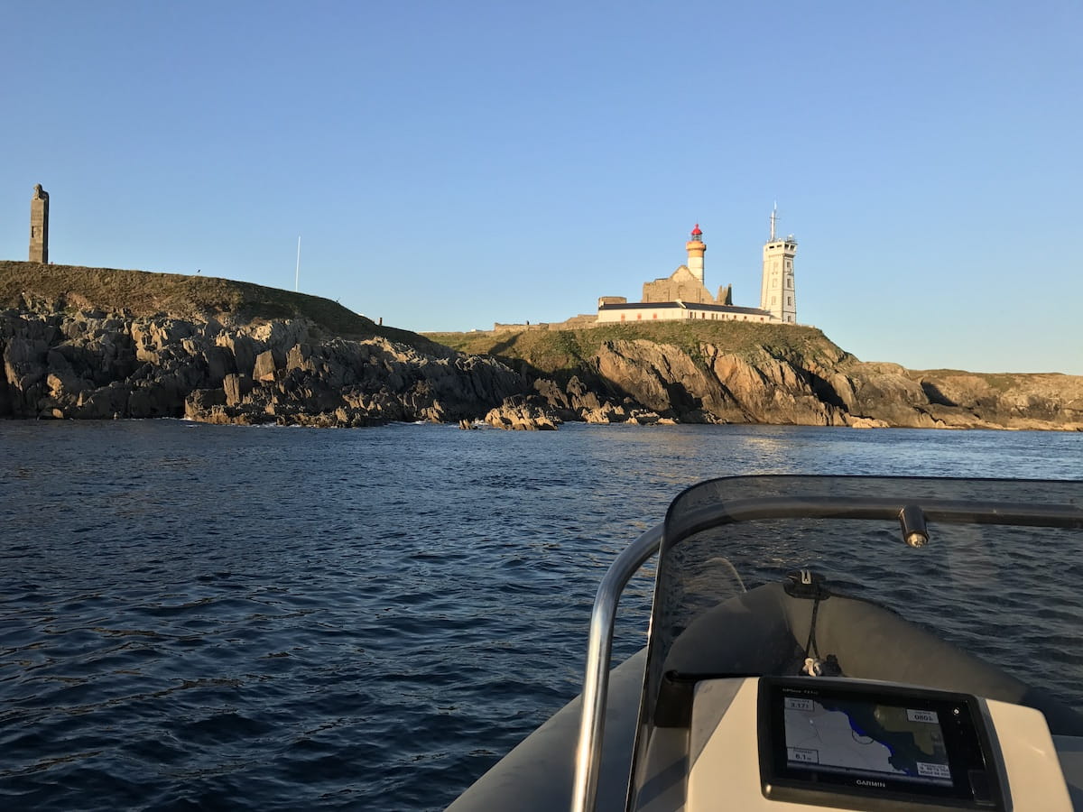 Une personne au volant d'un bateau