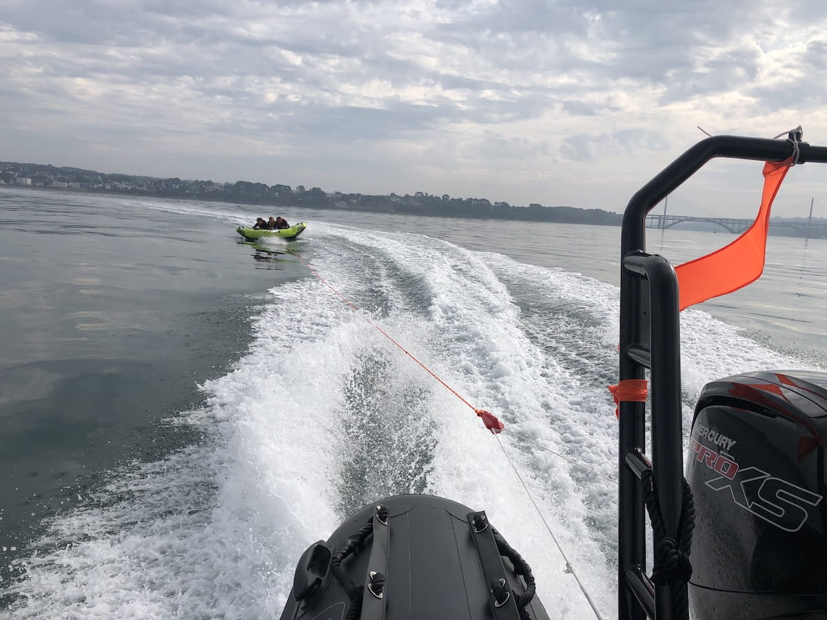 Une personne faisant du flyboard