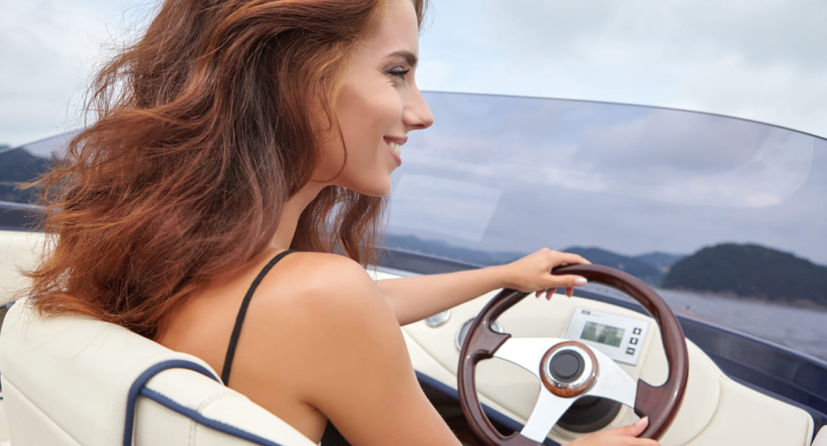 Une personne conduisant un bateau