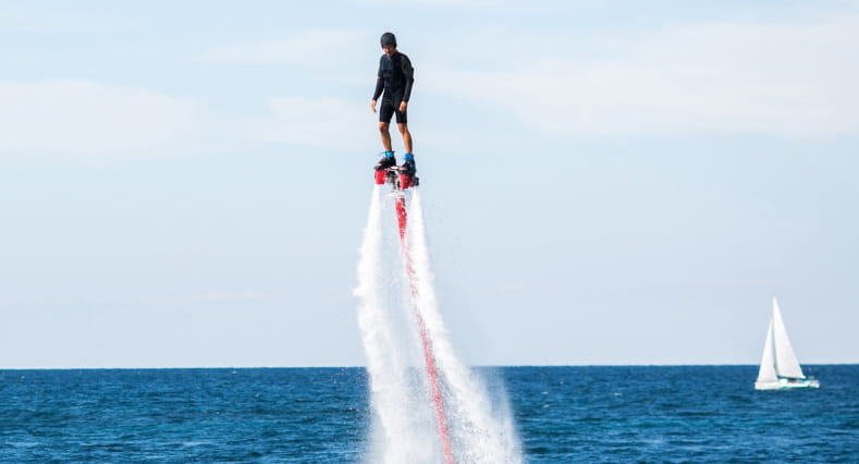 Une personne faisant du flyboard