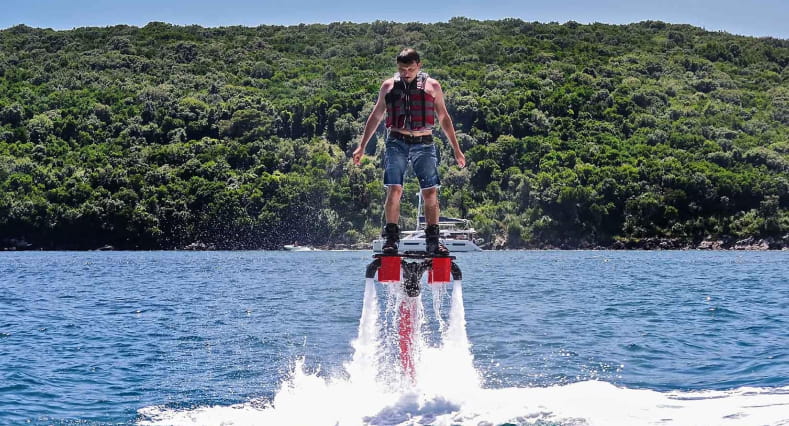 Une personne faisant du flyboard