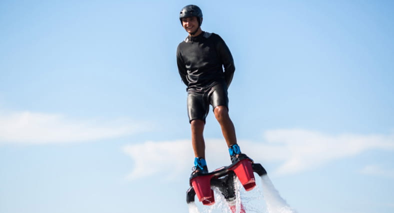 Une personne faisant du flyboard