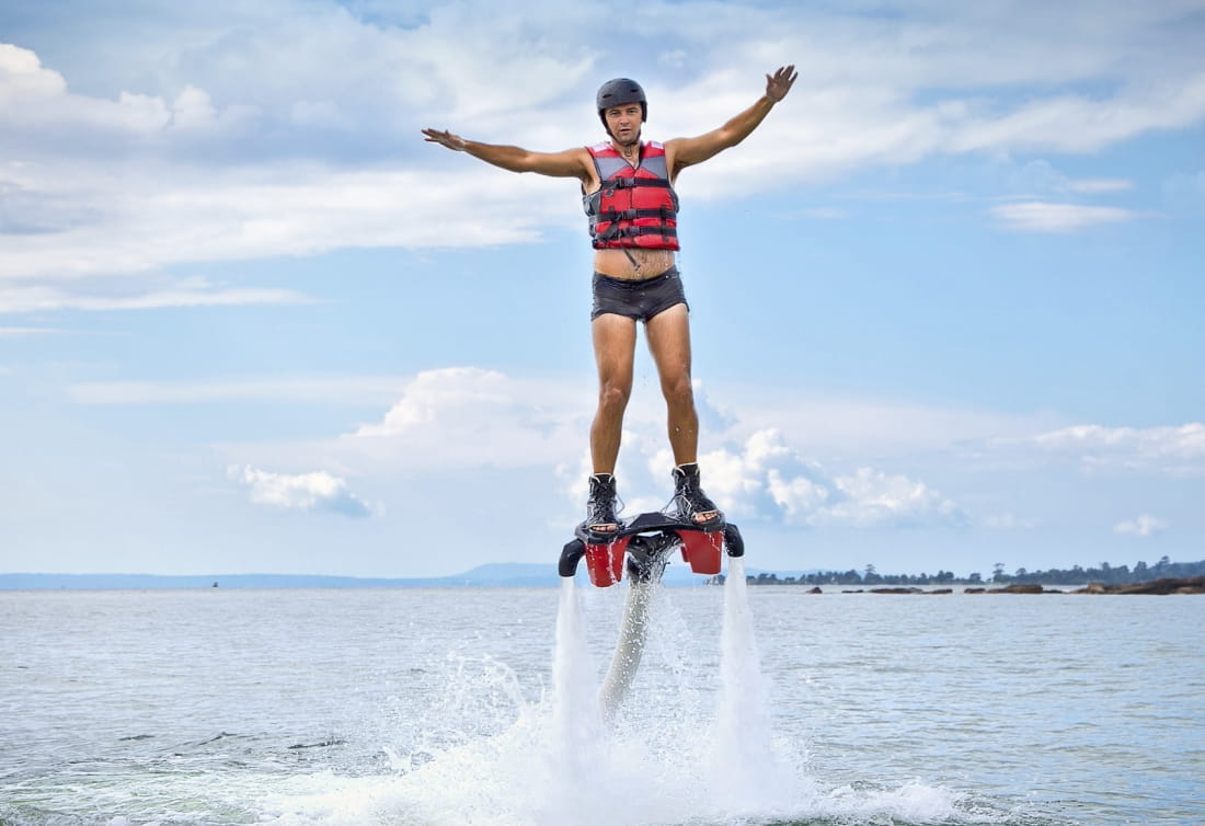 Une personne faisant du flyboard