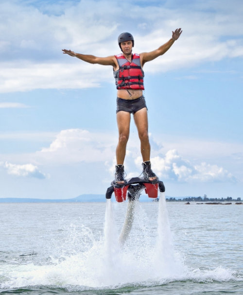 Une personne faisant du flyboard