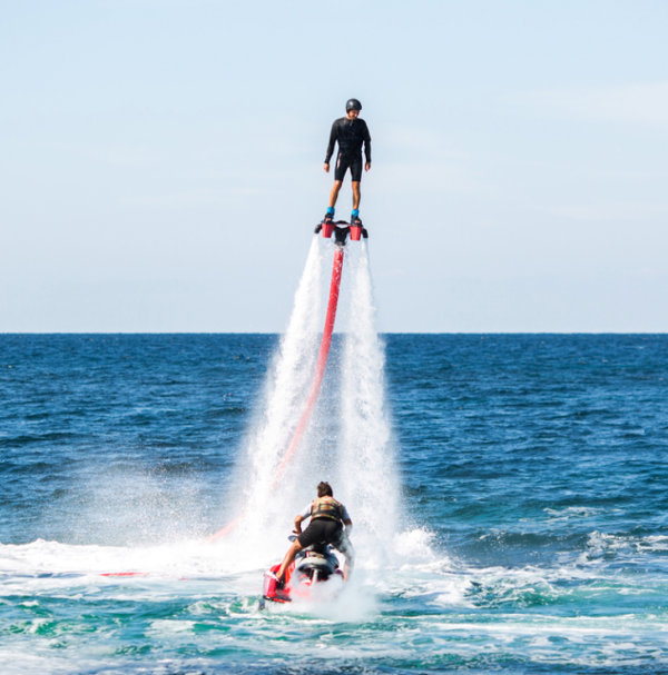 Une personne faisant du flyboard