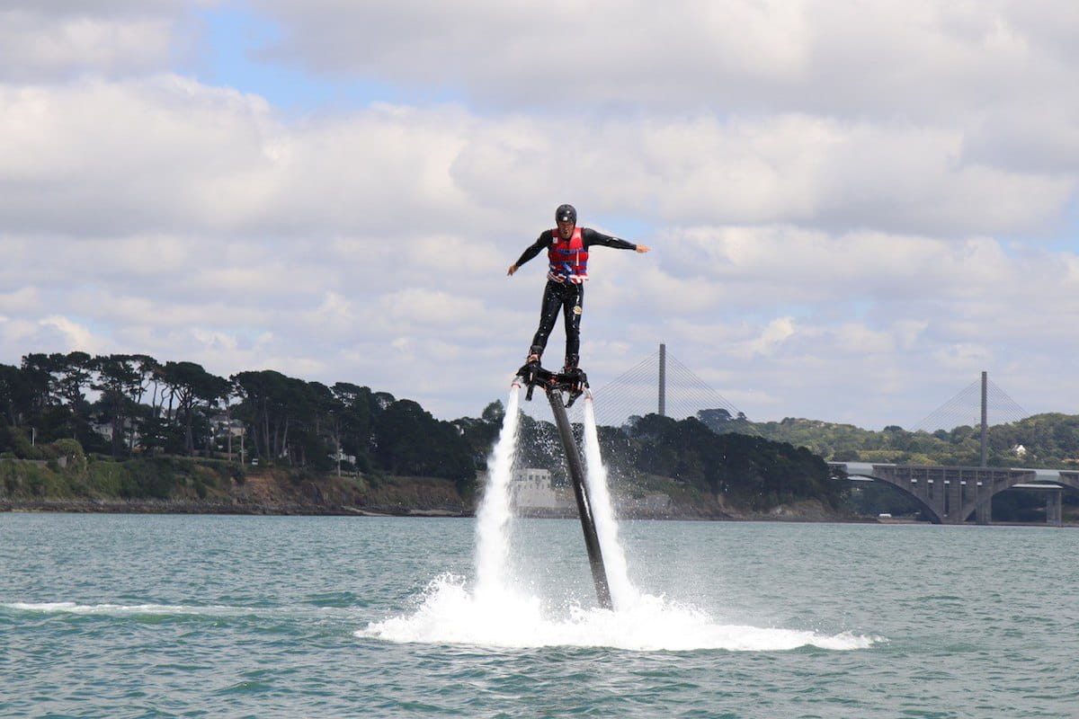Une personne faisant du flyboard
