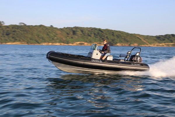 Une personne pilotant un bateau à moteur à vive allure