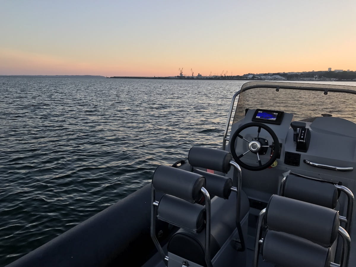 Un coucher de soleil sur un hydrosport