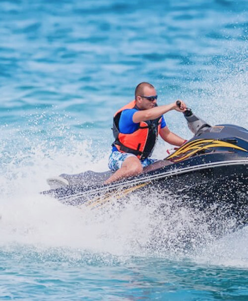 Une personne faisant du jet-ski