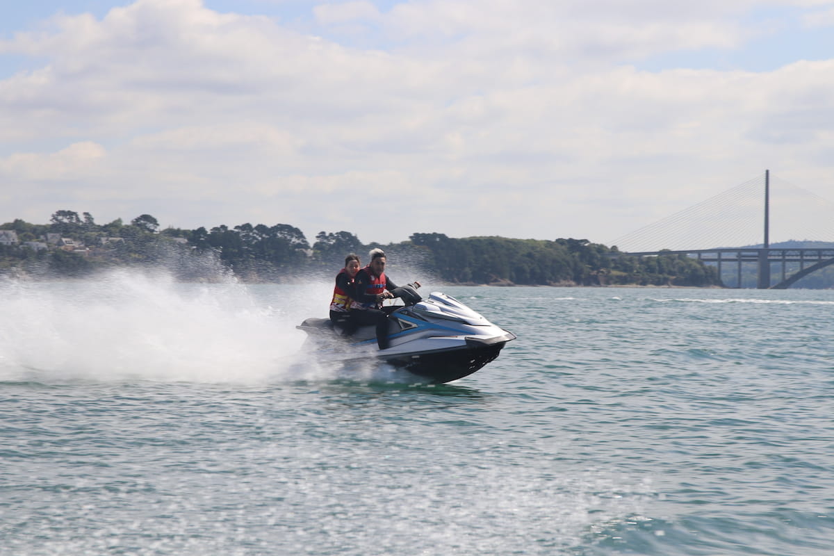 Une personne faisant du flyboard