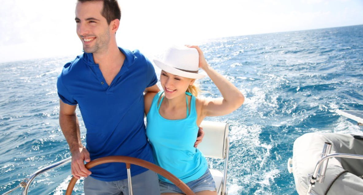Un couple conduisant un bateau