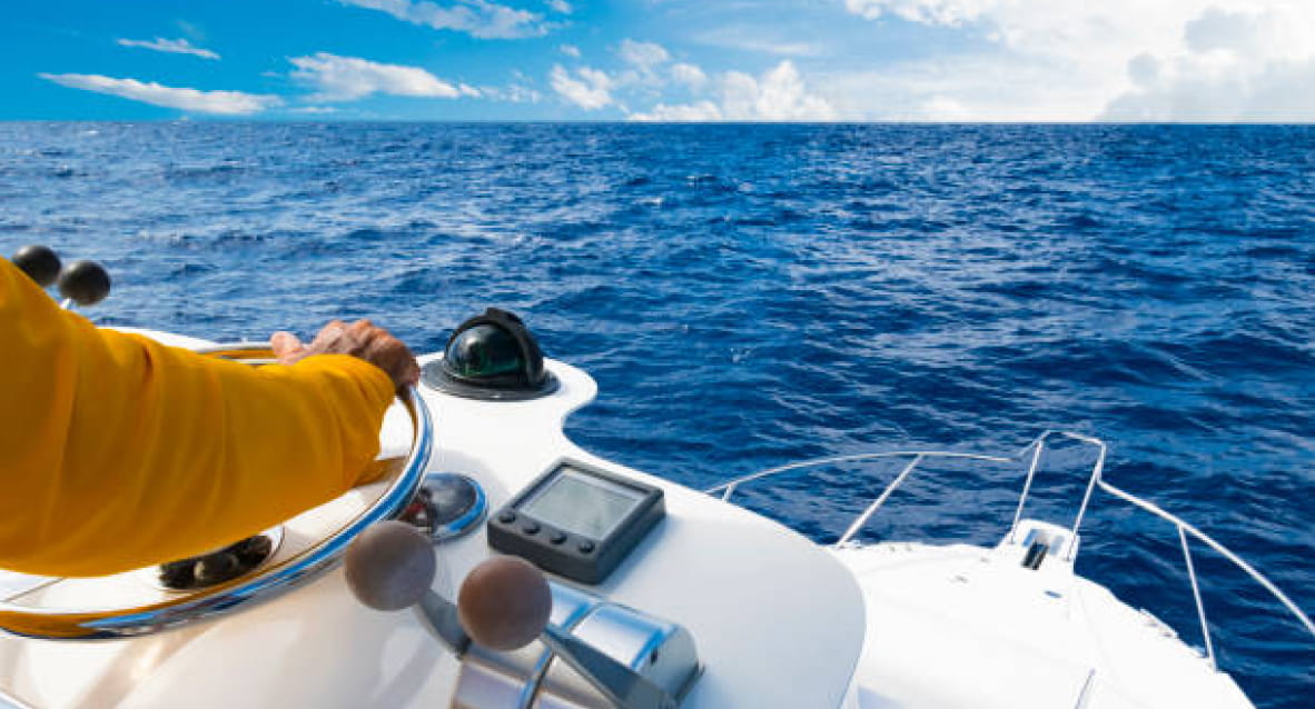 Une personne conduisant un bateau